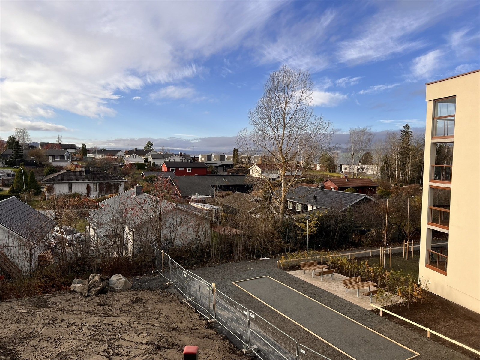 Det vil være luftig beliggenhet med utsikt mot fellesområder. Her ses petanquebanen som er opprettet. Galleribilde