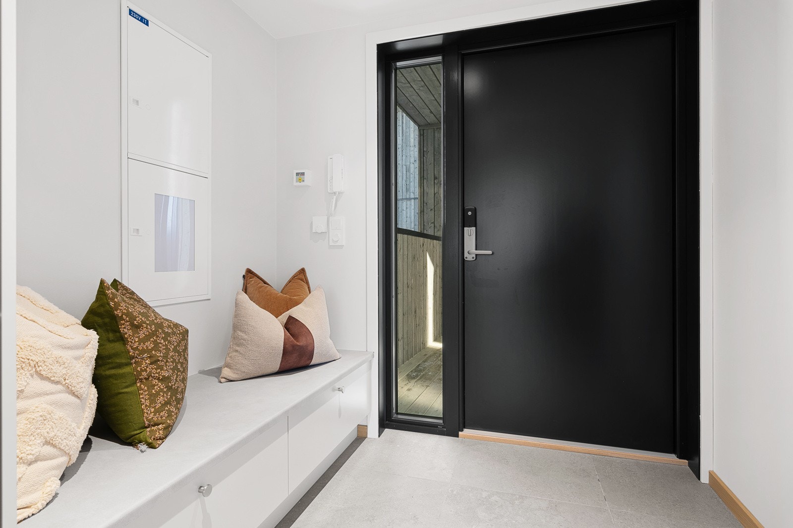 Gang med garderobeløsning og praktisk sittebenk Galleribilde