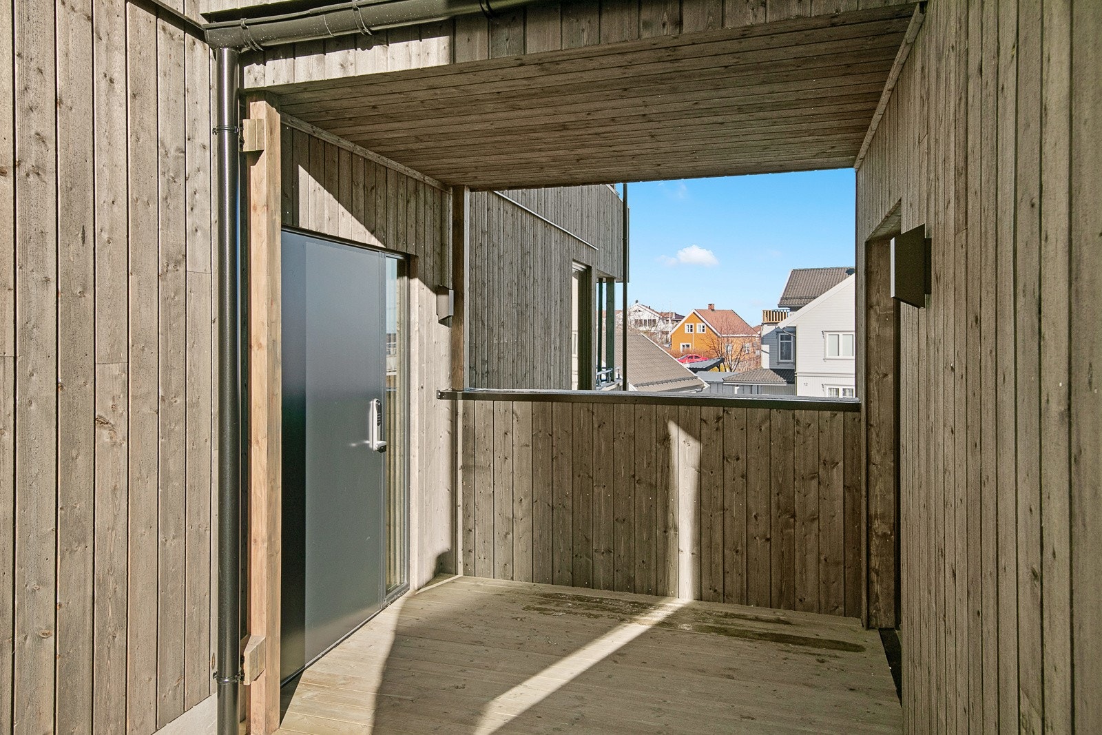 Inngangsparti - hit kommer du via heis(løfteplattform) fra gateplan Galleribilde