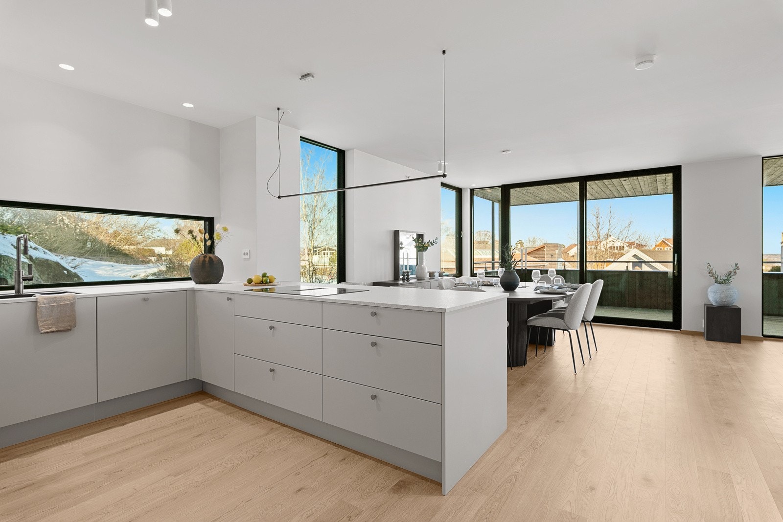 Stilrent kjøkken fra Strai med hvitevarepakke som inneholder oppvaskmaskin, kjøl/fryseskap, stekovn og platetopp med integrert ventilator Galleribilde