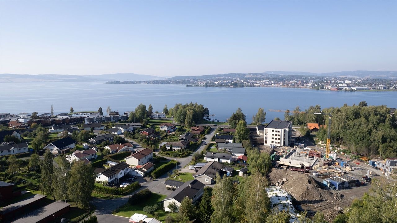 Nordhagen har en idyllisk beliggenhet i Sandvika, Ottestad. Her har du nærhet til natur og flott landskap, samtidig som du fortsatt har kort vei inn til Hamar. Bygg 1 ble utsolgt i -23 og vi kan se fotavtrykket til Bygg 2 rett ved kranen i bildet. Galleribilde