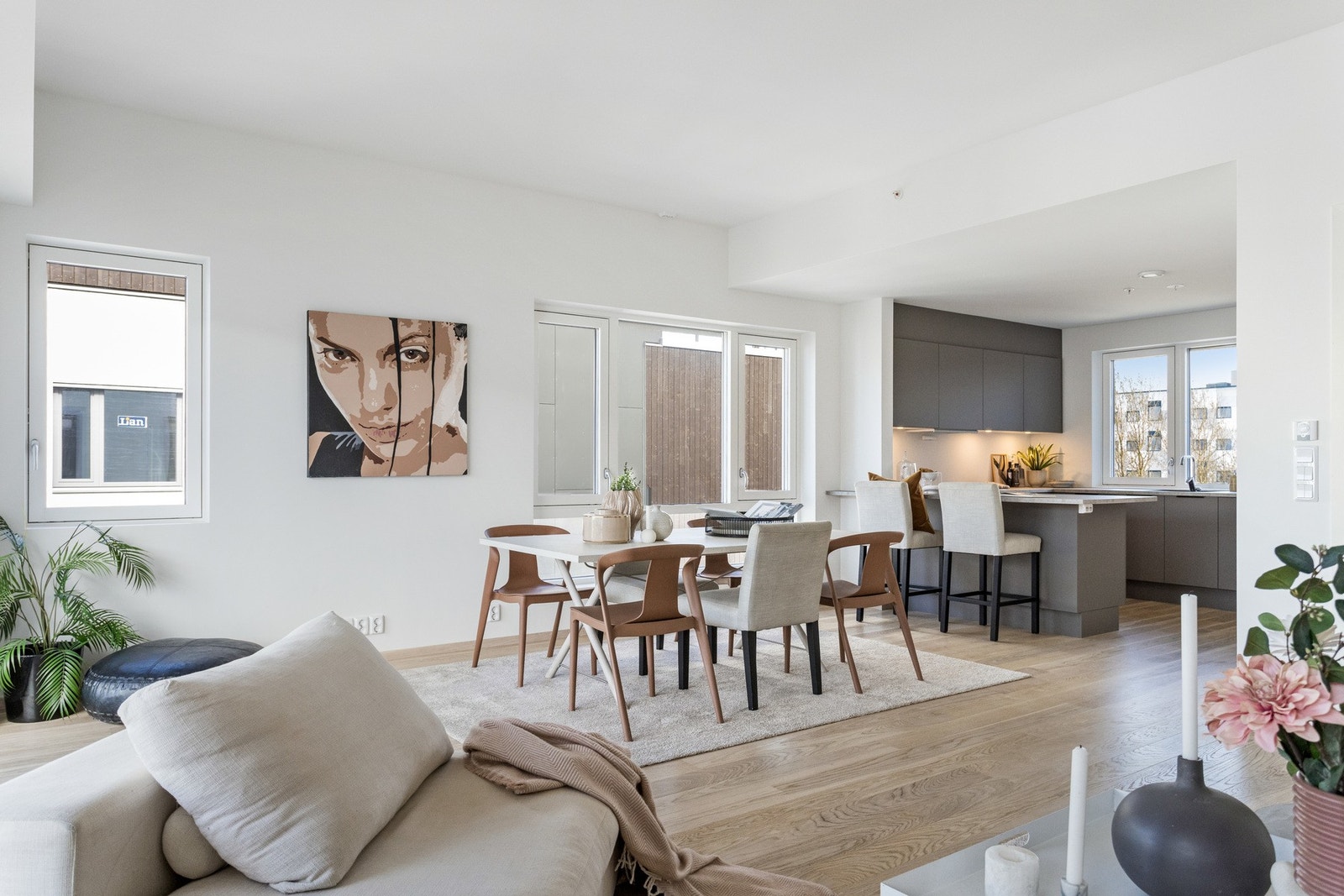 Romslig stue-/kjøkkenløsning med plass til en stor sittegruppe, samt spiseseksjon i forbindelse med kjøkkenet. Alle bilder er fra en tilsvarende leilighet i prosjektet. Galleribilde