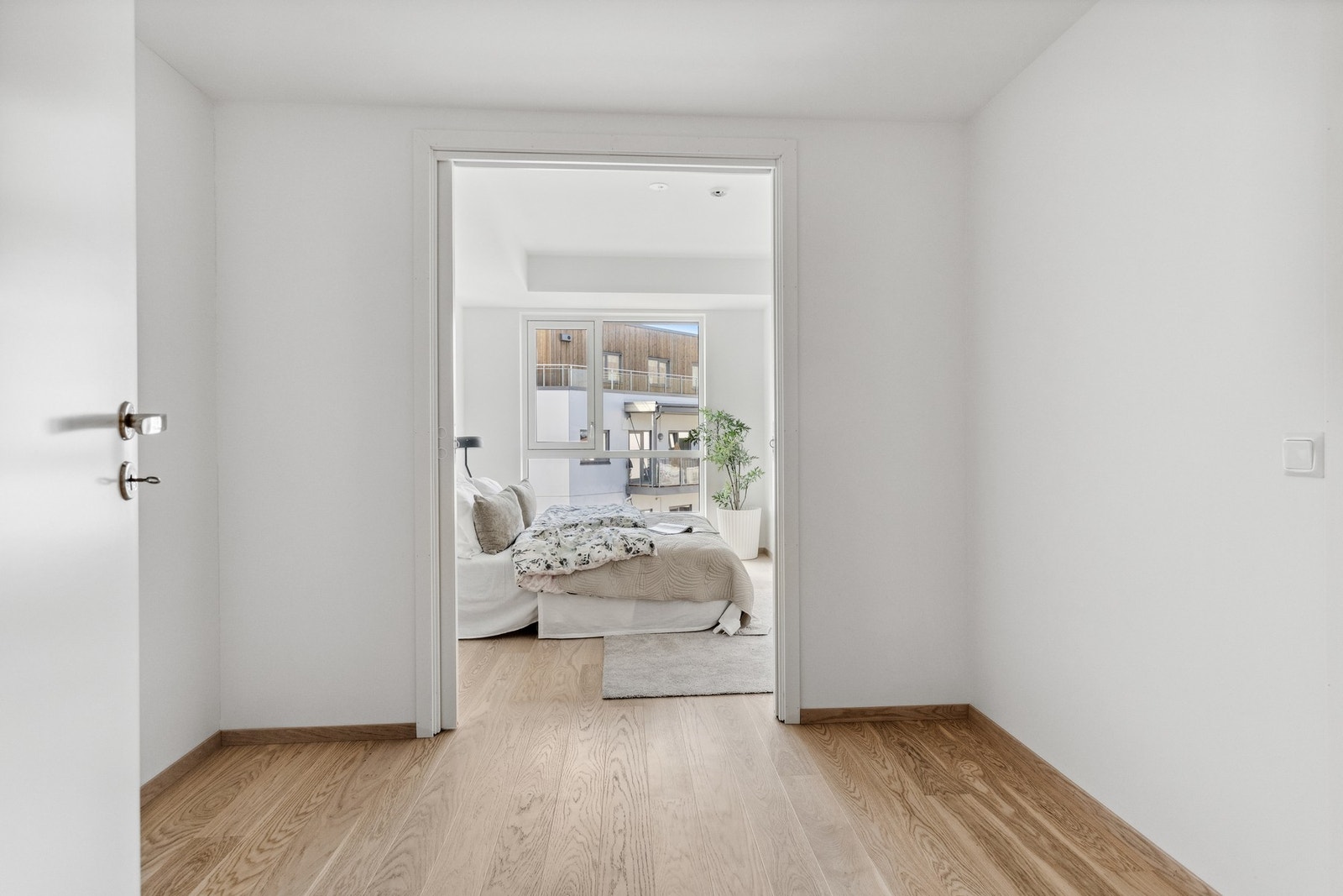 Omkledningsrom med gode oppbevaringsmuligheter. Alle bilder er fra en tilsvarende leilighet i prosjektet. Galleribilde