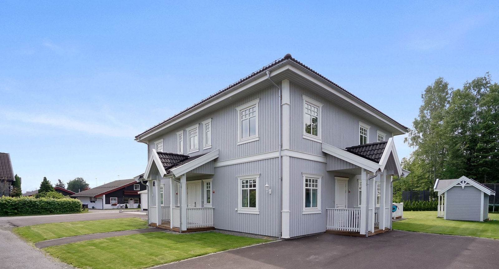 Eneboligen med inngangen til leiligheten til høyre Galleribilde