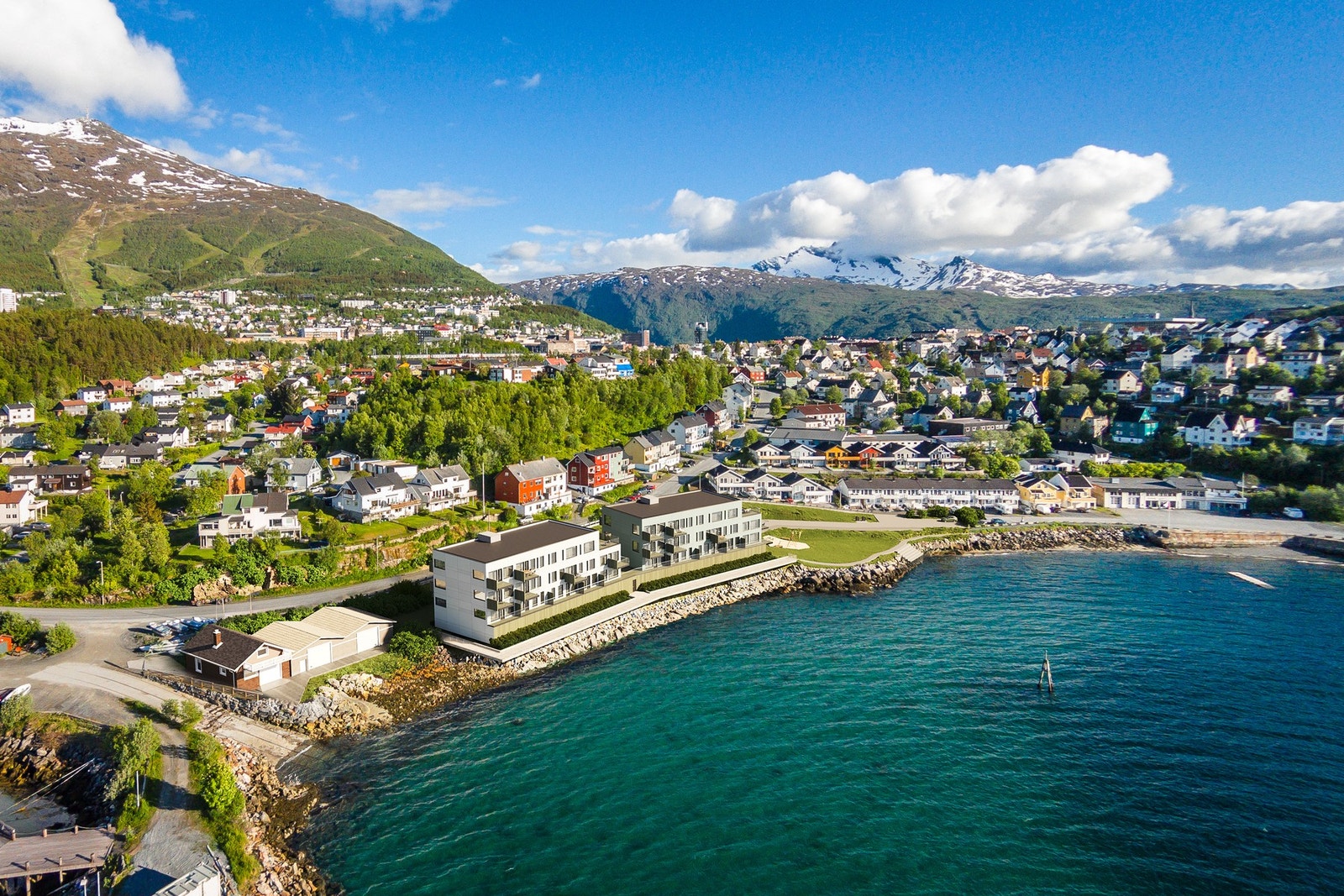 10 SOLGTE LEILIGHETER!
Prosjektet består av to boligbygg med samlet 24 leiligheter. 12 i hvert bygg. I sokkel/plan 1 er det parkeringsanlegg og boder, felles adkomst til parkeringsplan. Hvert bygg har egen heis. Opparbeidet uteareal med lekeområder. Galleribilde