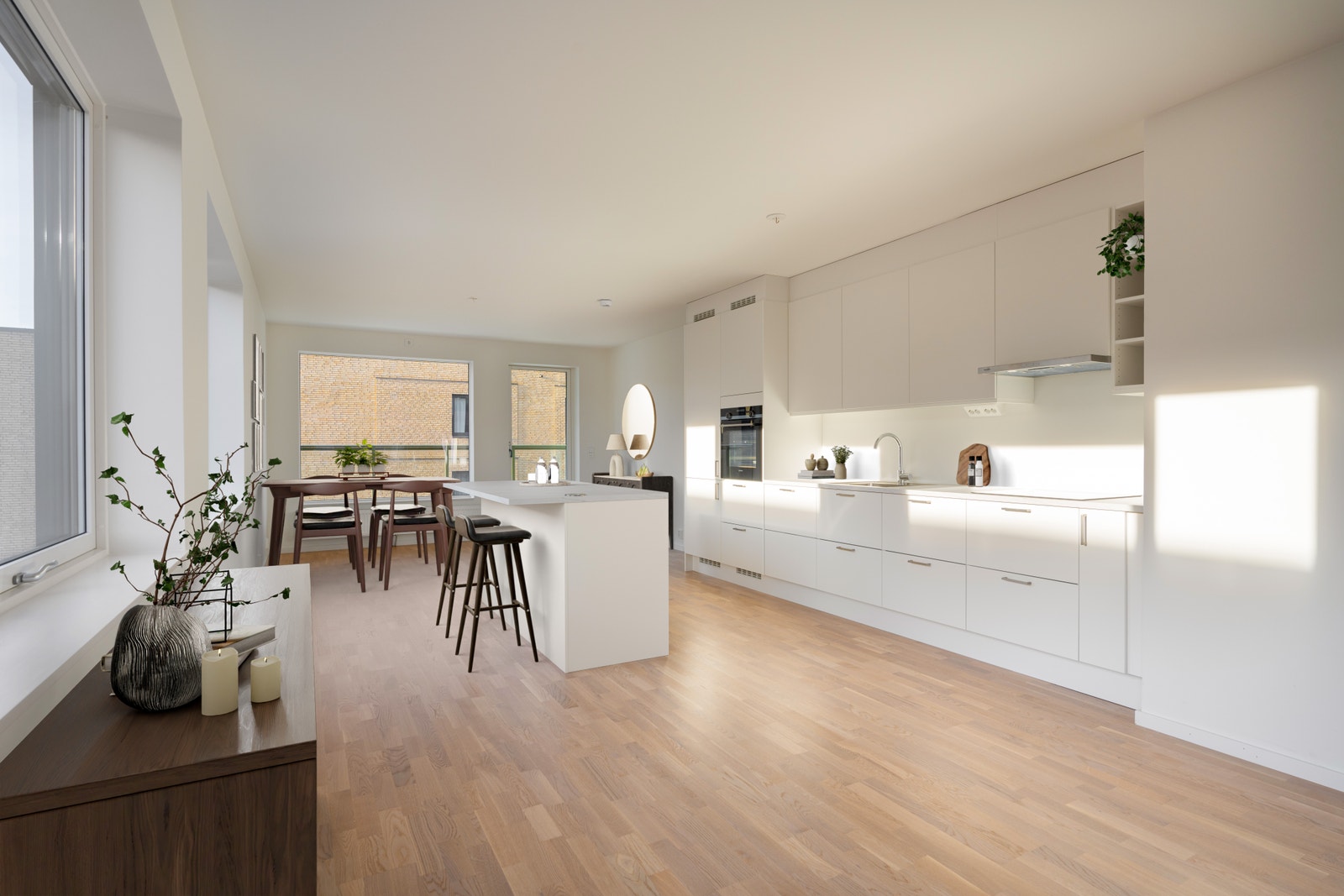 Digitalt bilde av stue og kjøkken - her er det god plass og mye naturlig lys som kommer inn Galleribilde