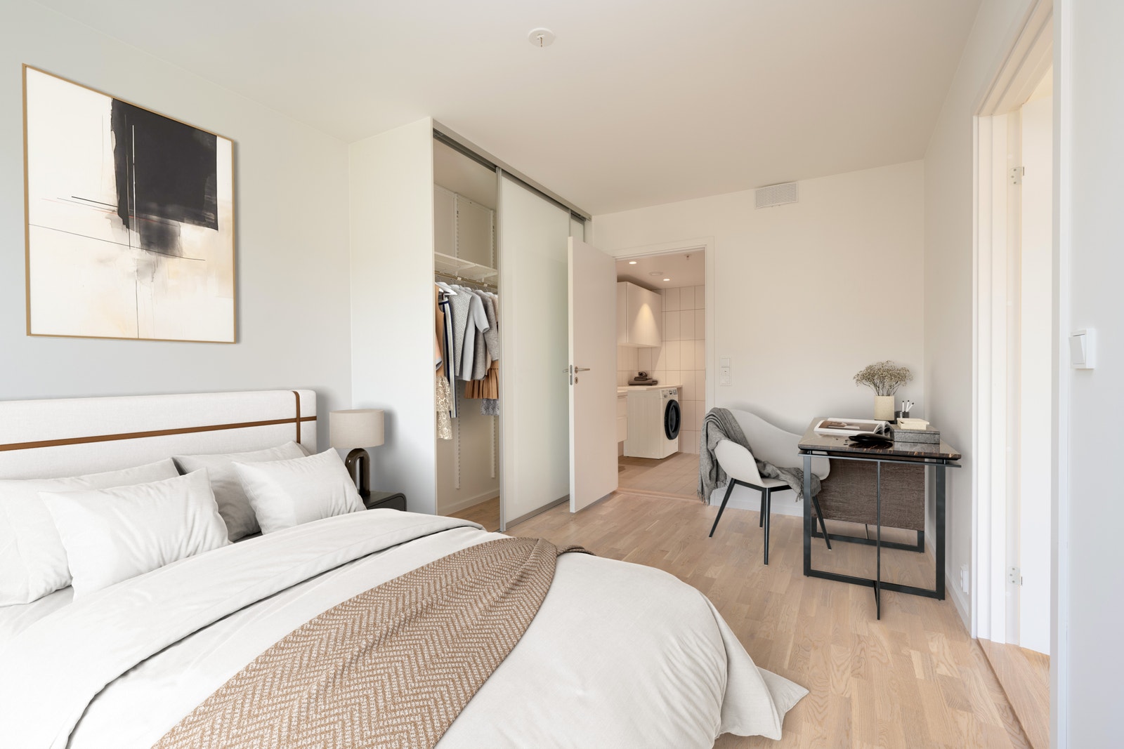 Lyst og fint soverom med skyvedørsgarderobe og eget bad Galleribilde