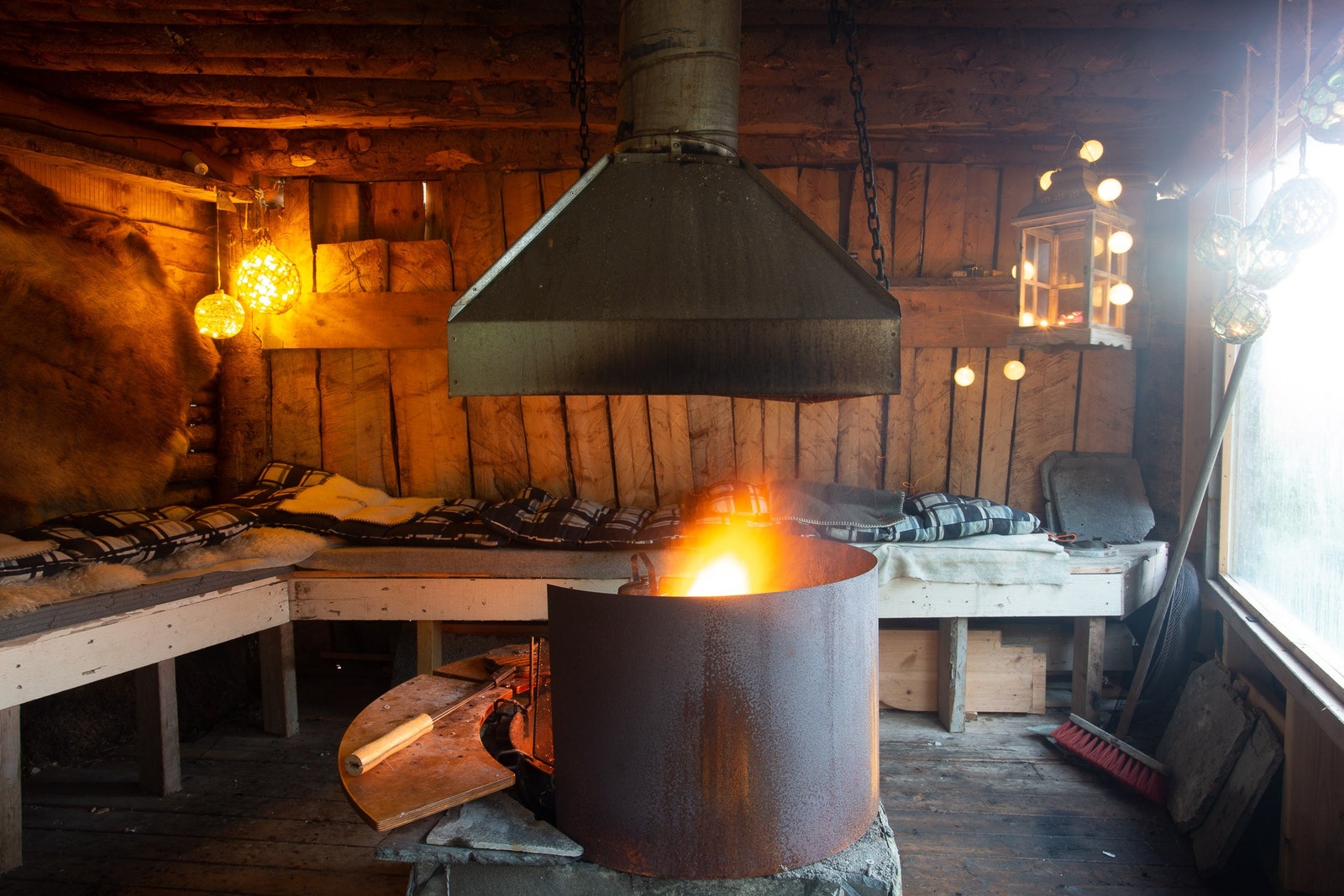 Gapahuk med bålplass Galleribilde