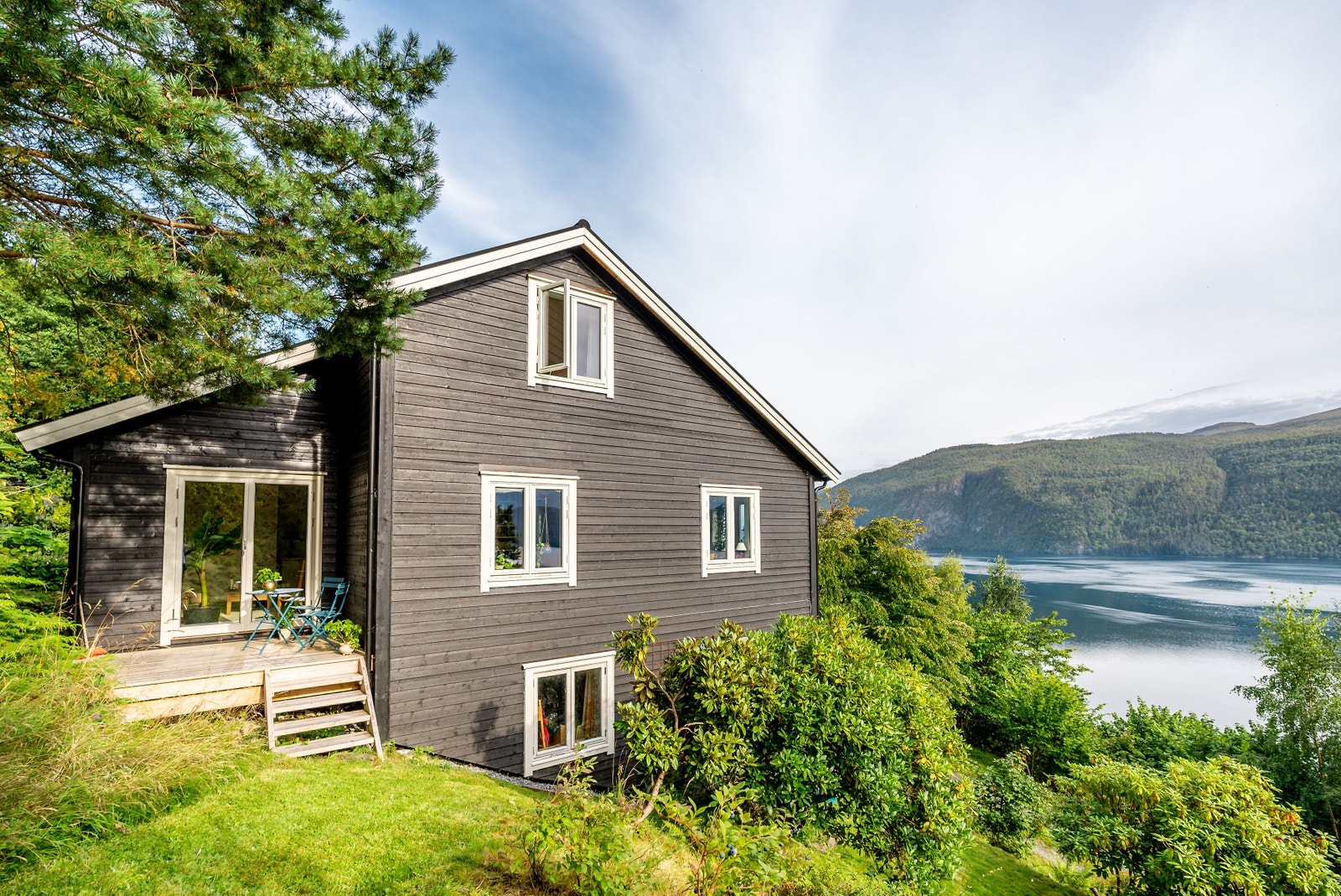 Hagen med frukttre og prydbusker bak huset Galleribilde