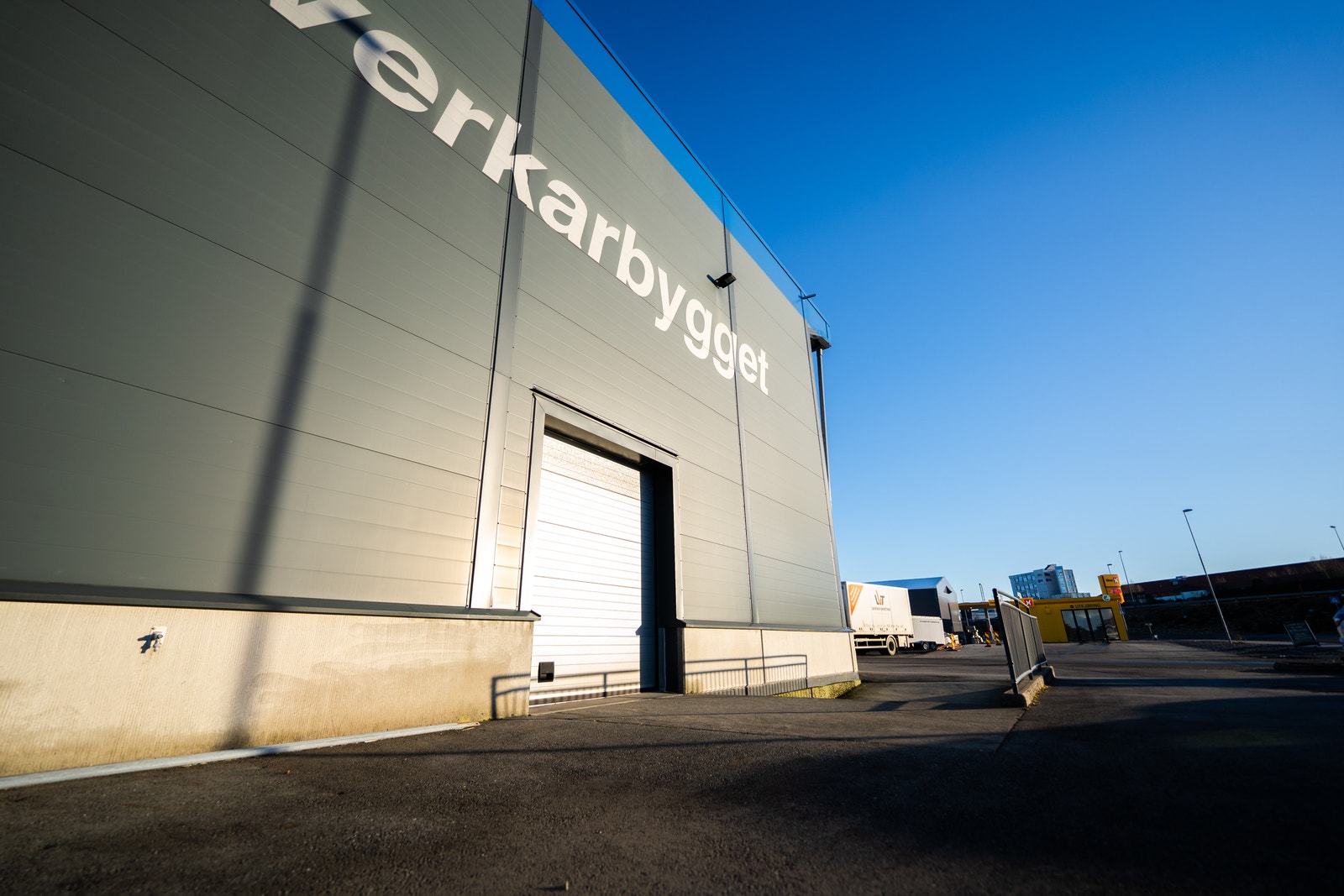 Lasterampe med port Galleribilde