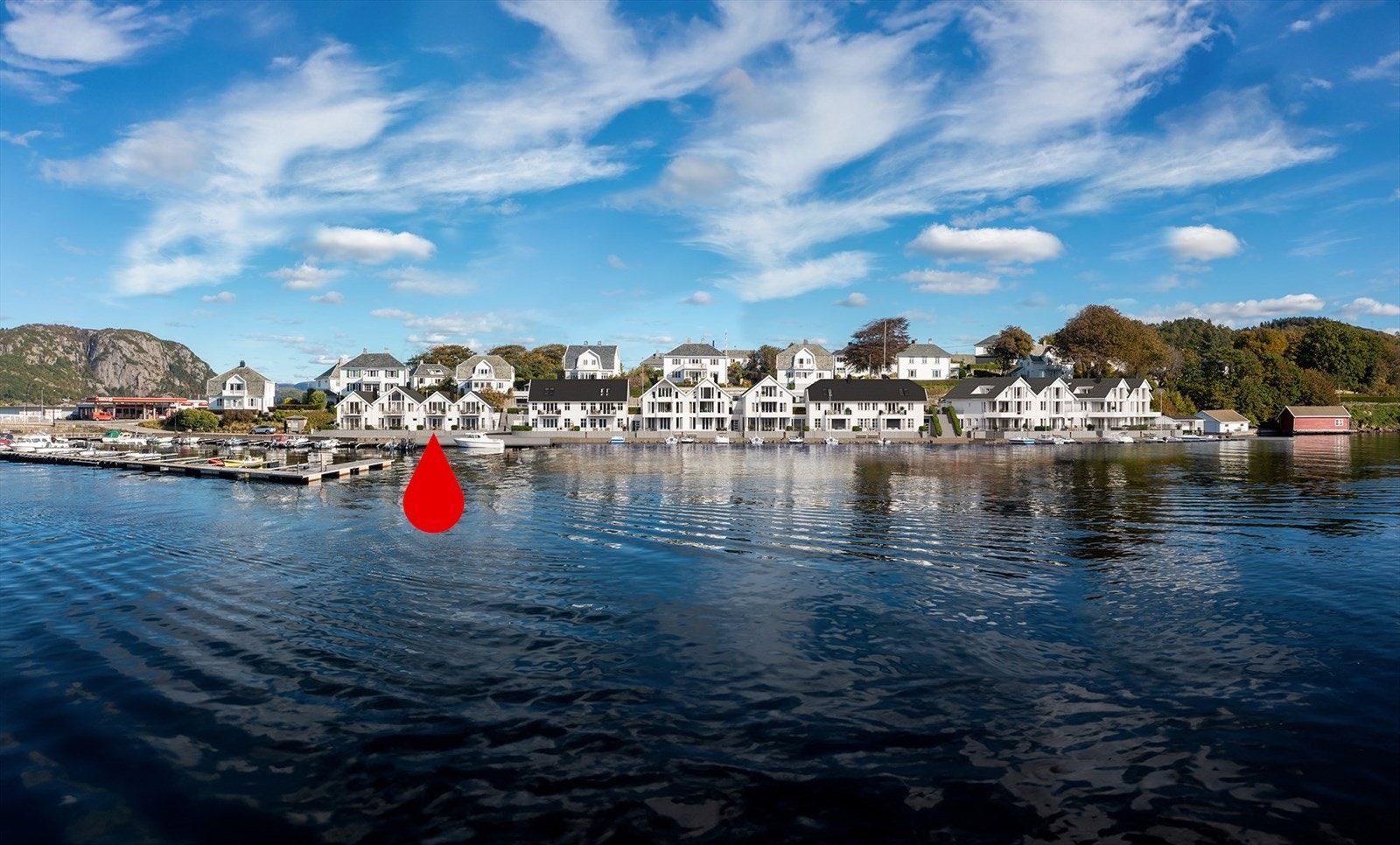 30 selveierleiligheter like i sjøkanten. Ekte Sørlandsidyll! Illustrasjon .jpg Galleribilde