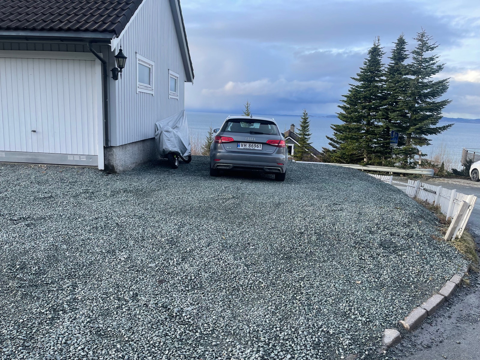 Romslig parkeringsplass på 6 meter bredde til 2 biler Galleribilde