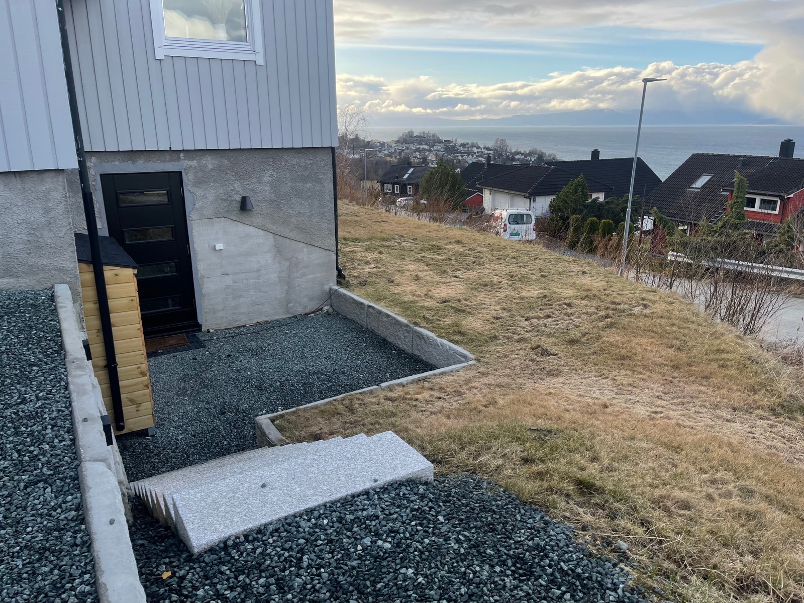 Lunt inngangsparti med egen bod for lagring av hageredskaper, dekk ol. Galleribilde