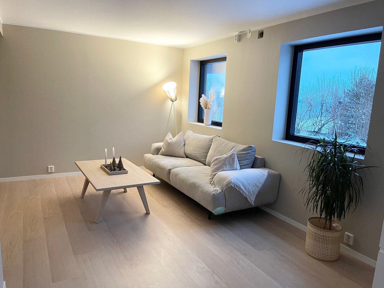 Mye lys inn i stuen gir en god og lun leilighet. Det er varme i gulv på stue. Det er ettermontert minivent(balansert ventilasjon) etter bildet er tatt for godt inneklima Galleribilde