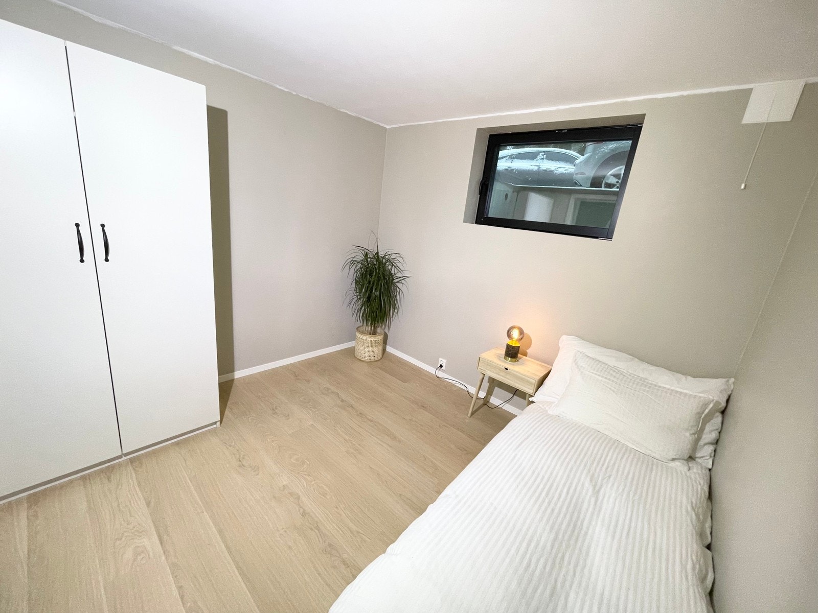 Soverom 2 på ca. 8 kvm med god plass til dobbeltseng, nattbord, og evt. skrivepult/garderobe. Varme i gulv Galleribilde