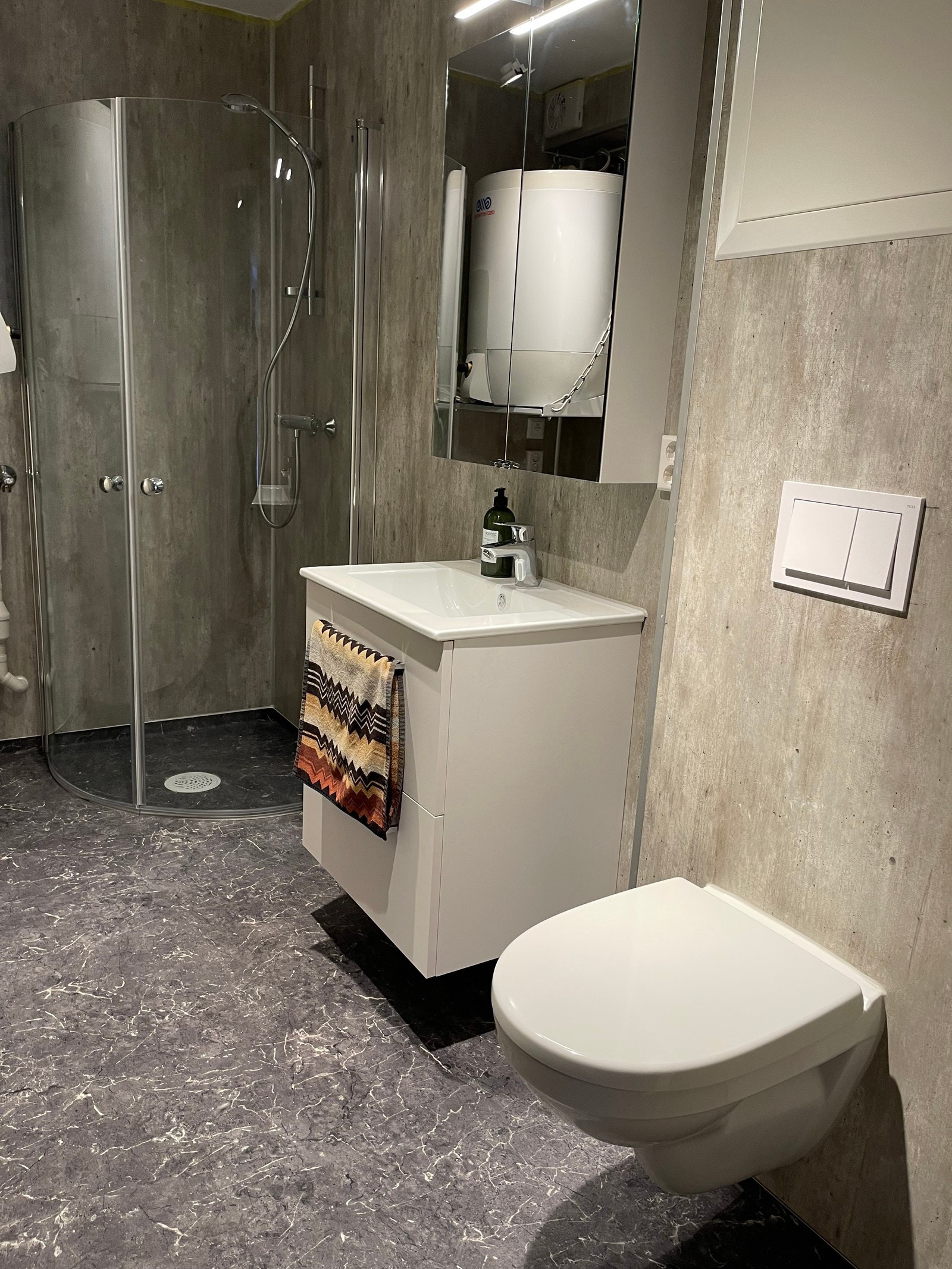 Flott bad med speilskap og servant med skuffer. Badet har våtromsbelegg på gulv samt vegghengt wc og og servant som gjør det enkelt å rengjøre Galleribilde