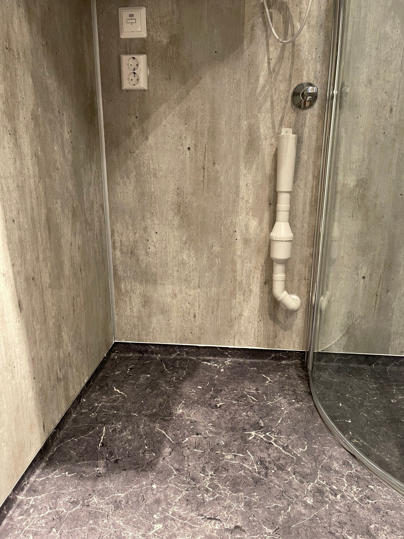Badet har opplegg for vaskemaskin. Varme i gulv. Anbefales kombi vask/tørketrommel pga. plass. Galleribilde