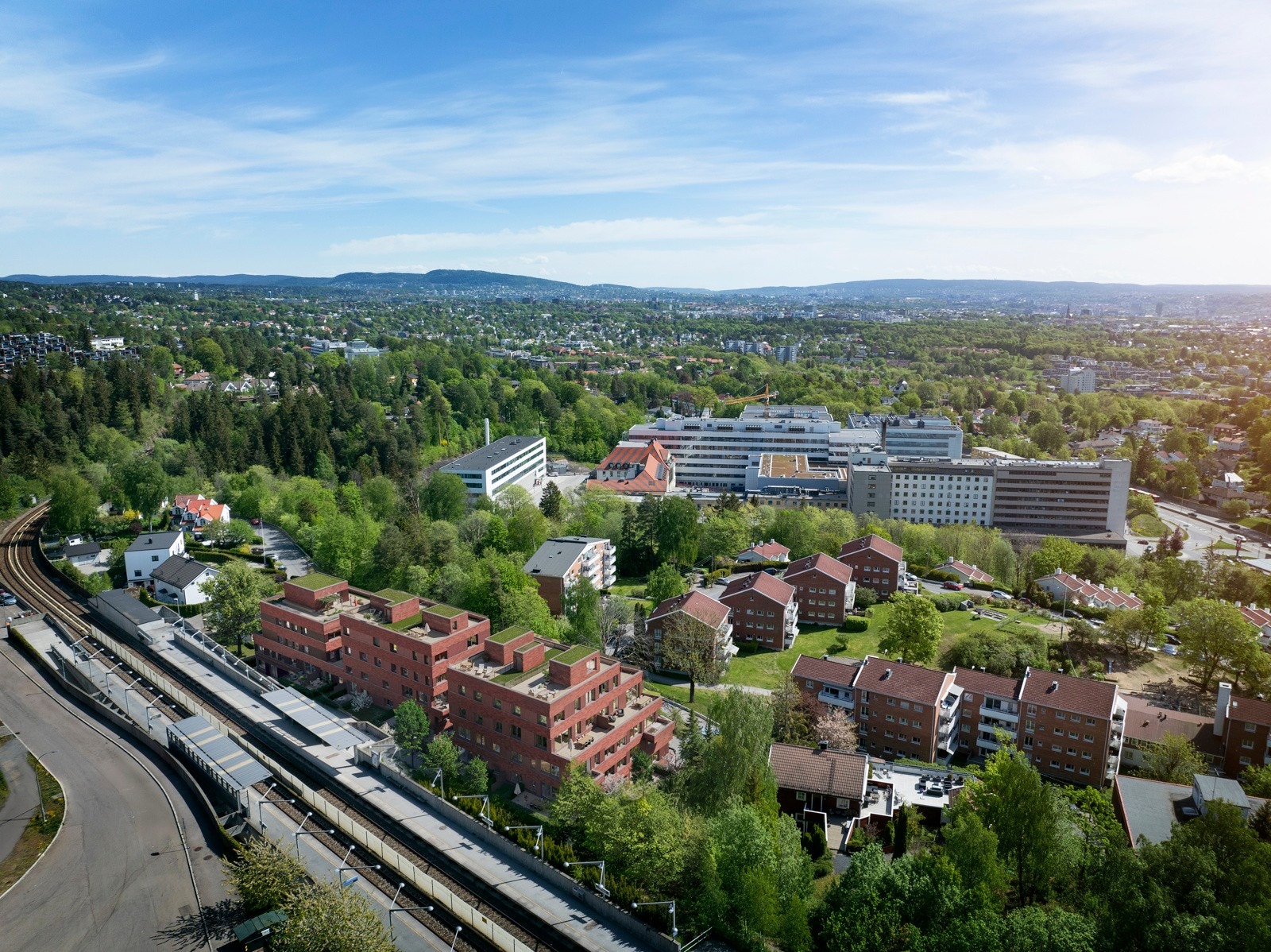 Ullernåsen, et sted som klarer å kombinere tre kvaliteter du sjelden finner i samme setning: Sentrumsnært, rolige omgivelser og fantastisk utsikt. Galleribilde