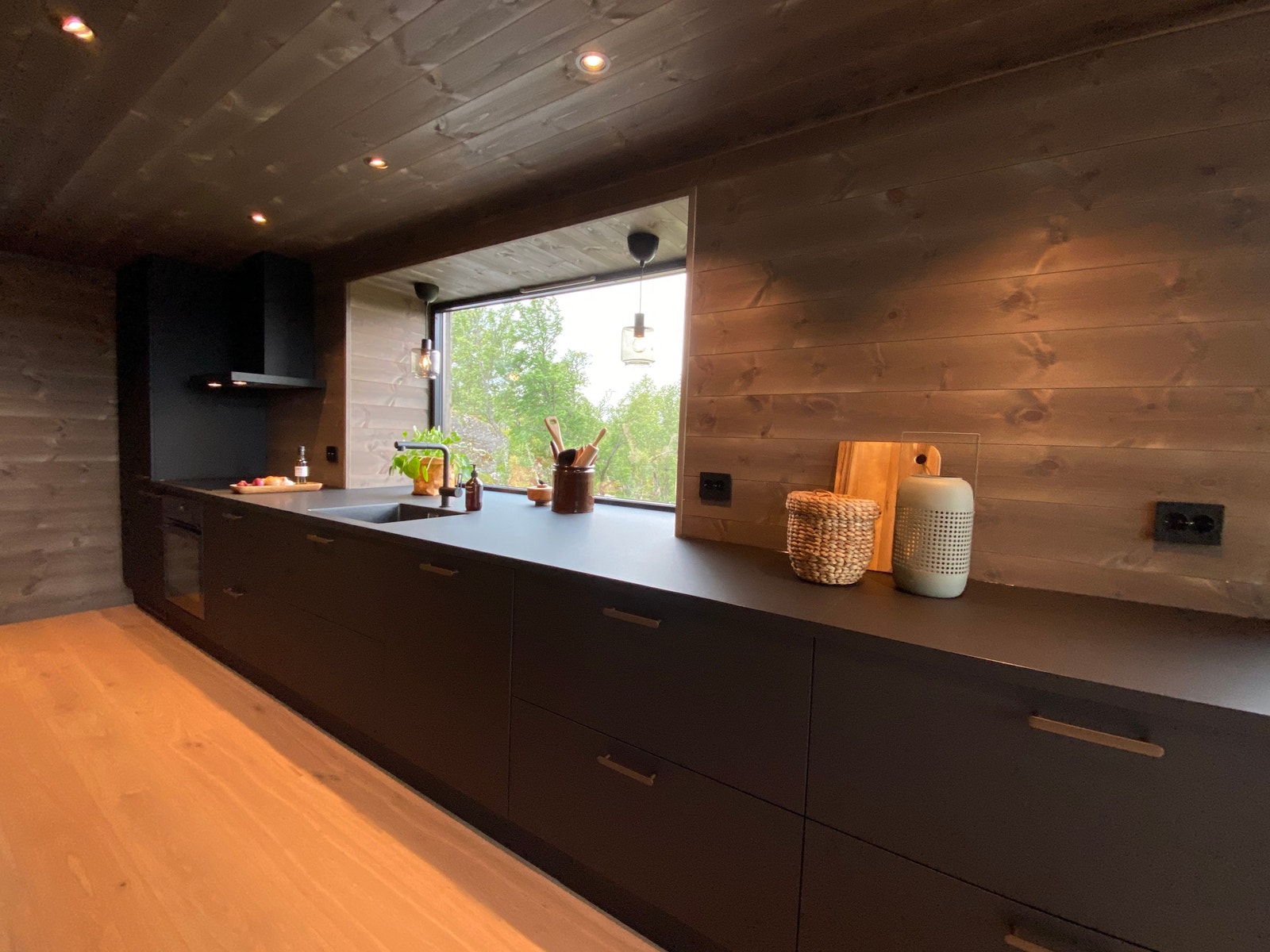 Kjøkken med integrerte hvitevarer og utsikt, Bilde fra tilsvarende hytte Galleribilde