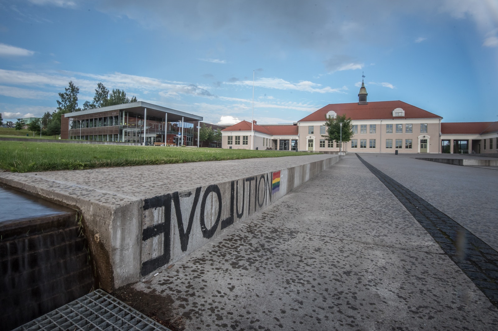 Sentrum videregående skole. 5,2 km unna. Galleribilde