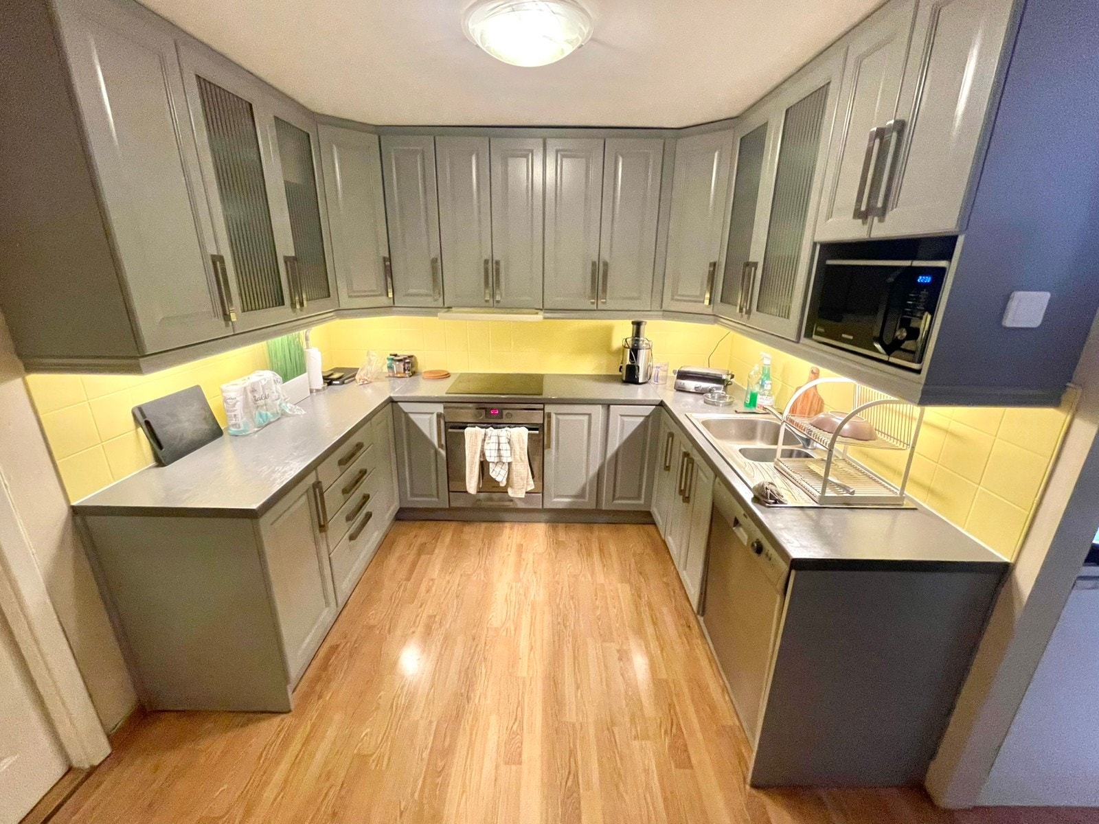 Kjøkken + grovkjøkken m/fire kjøleskap Galleribilde