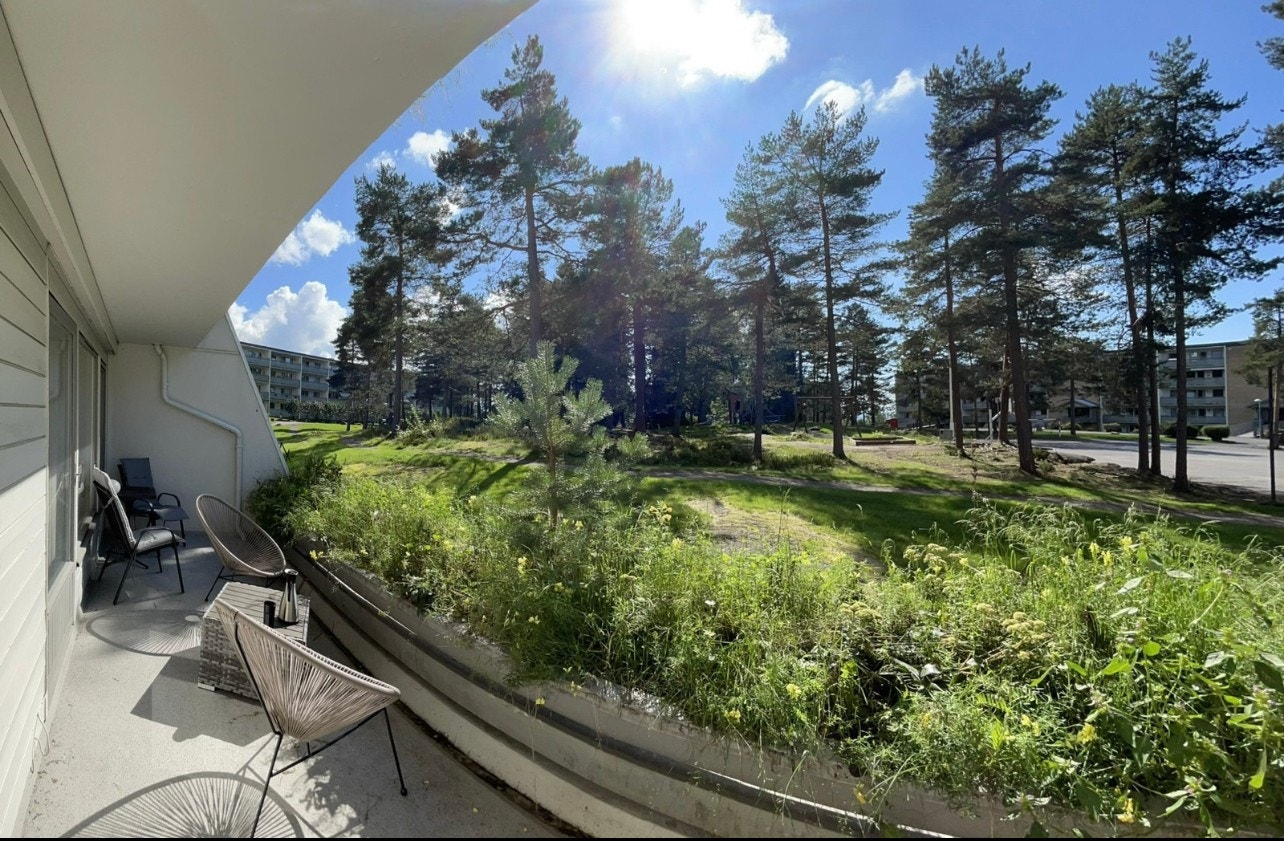 7 meter balkong, sydvestvendt mot furulund, spiseplass, lounge-stoler, solsenger Galleribilde