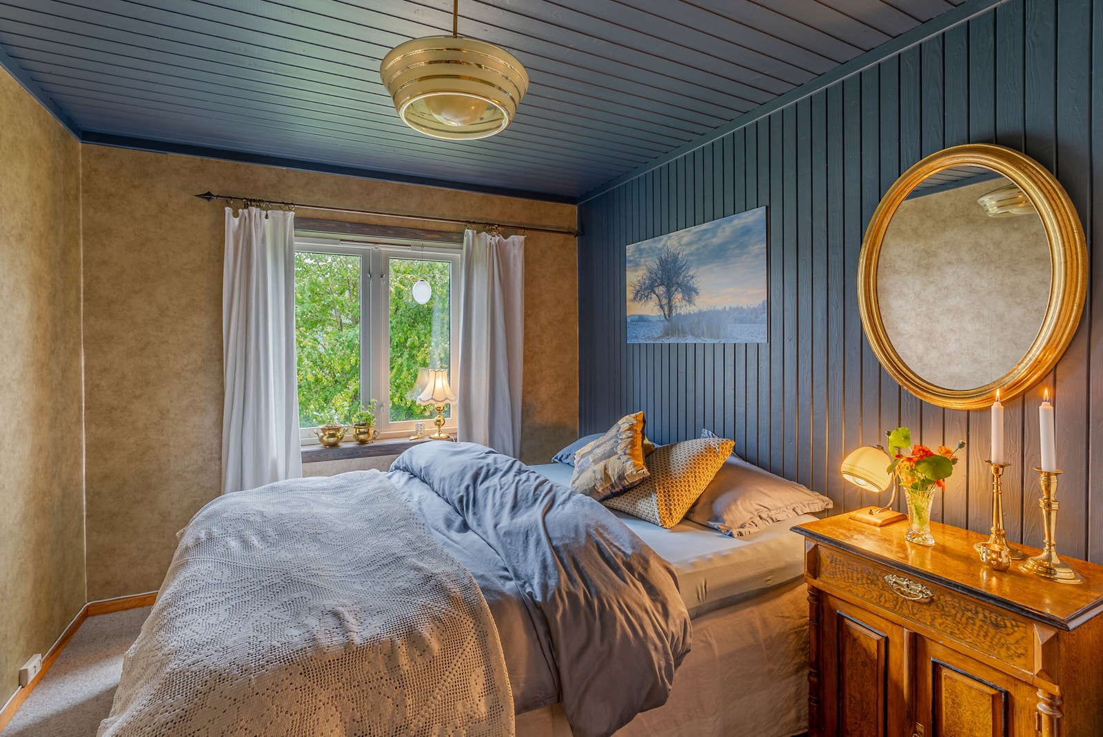 Svalt, romsleg soverom i underetasjen Galleribilde