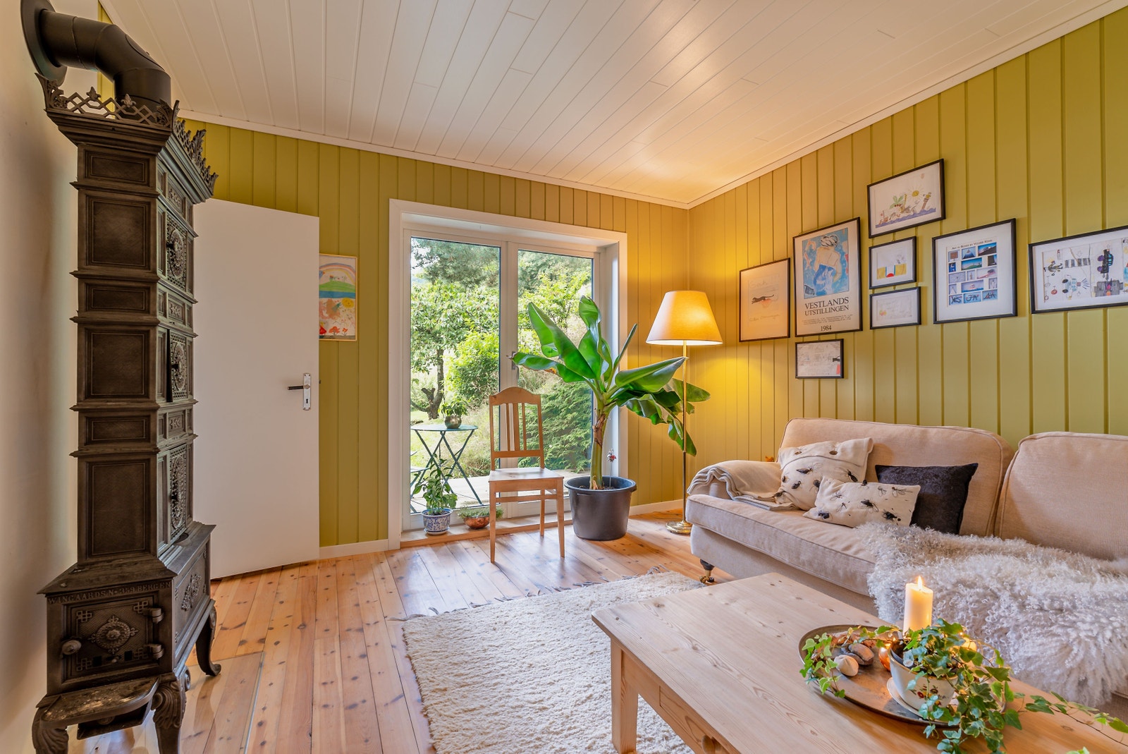 Utgang frå stova til den vesle altanen og hagen Galleribilde