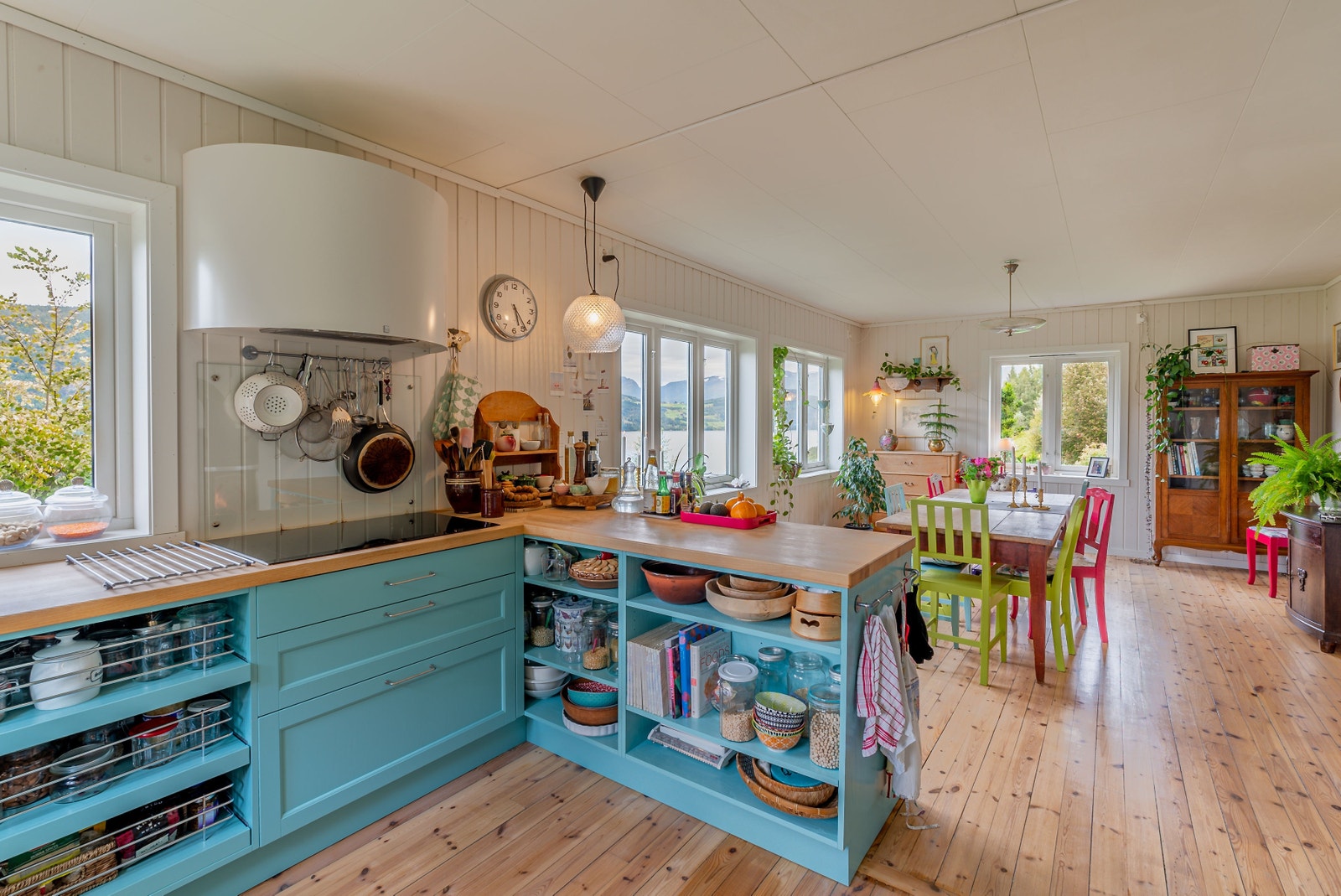 Eit kjøkken å bli glad av, her kan fleire samlast til matlaging Galleribilde