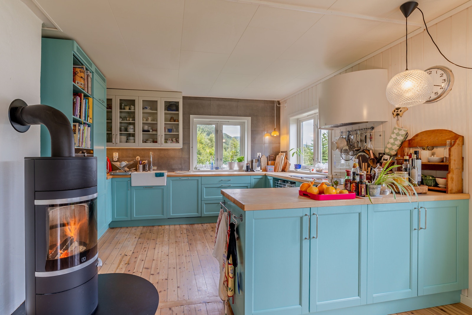 Solid kjøkken frå Nordfjordkjøkkenet på Eid Galleribilde