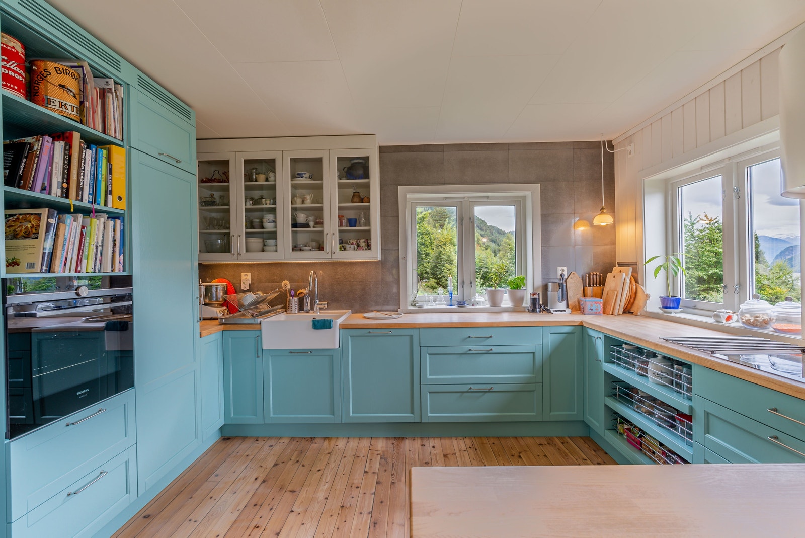 God benkeplass og romslege skåp og skuffer Galleribilde