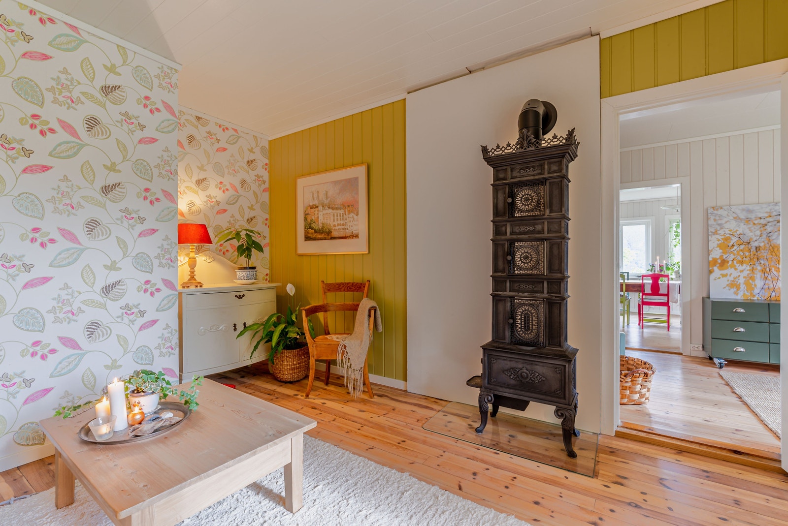 Den restaurerte etasjeovnen er eit smykke i stova Galleribilde