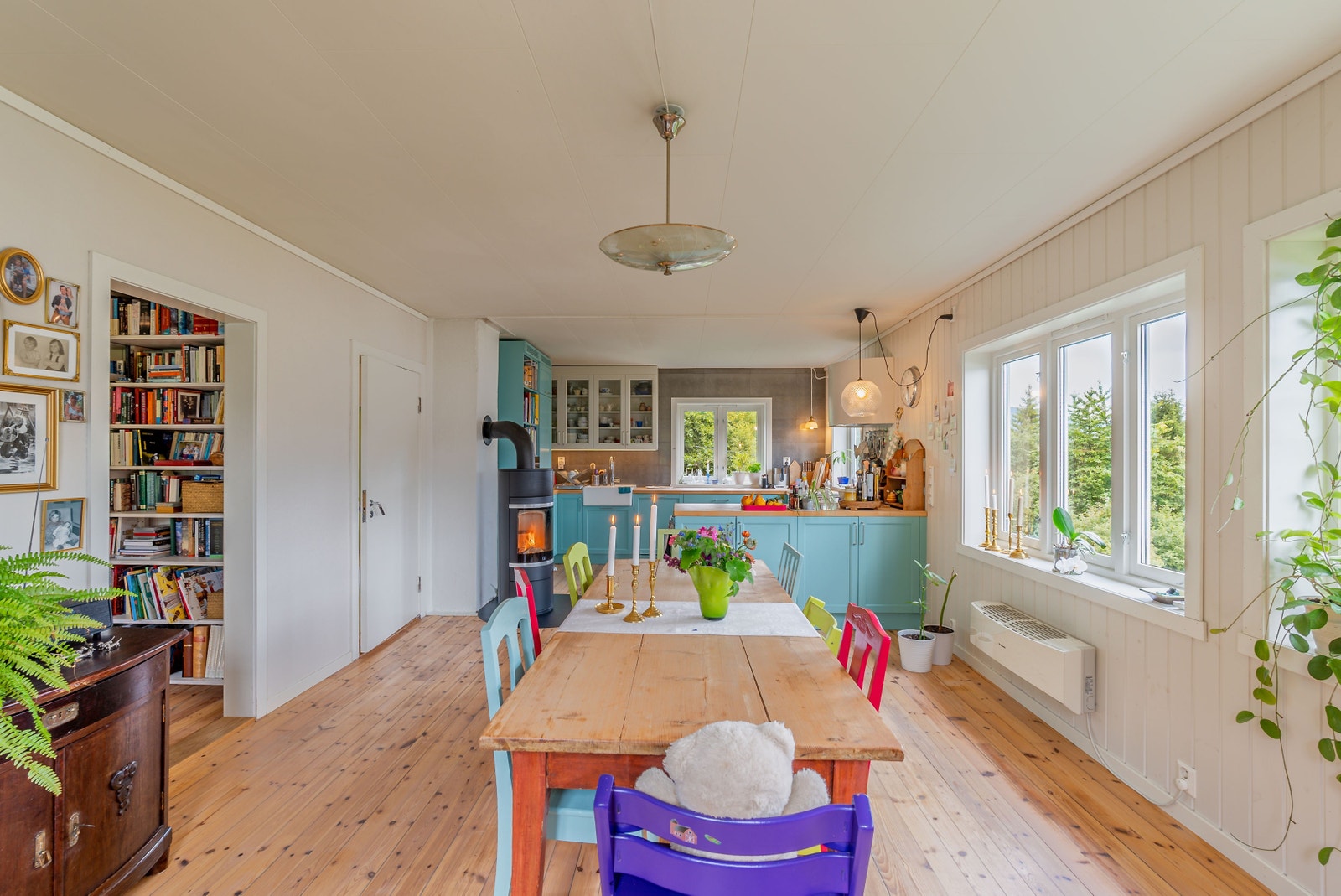 Her kan mange samlast rundt bordet utan å sitte trangt Galleribilde