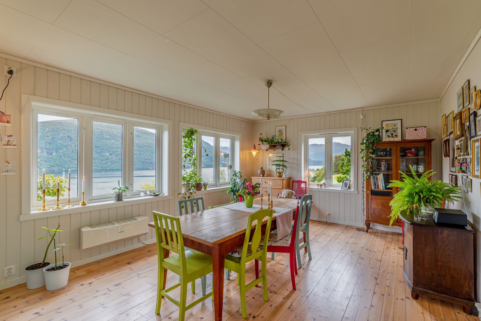 Utsikt over fjorden og fjella, lys og luft Galleribilde