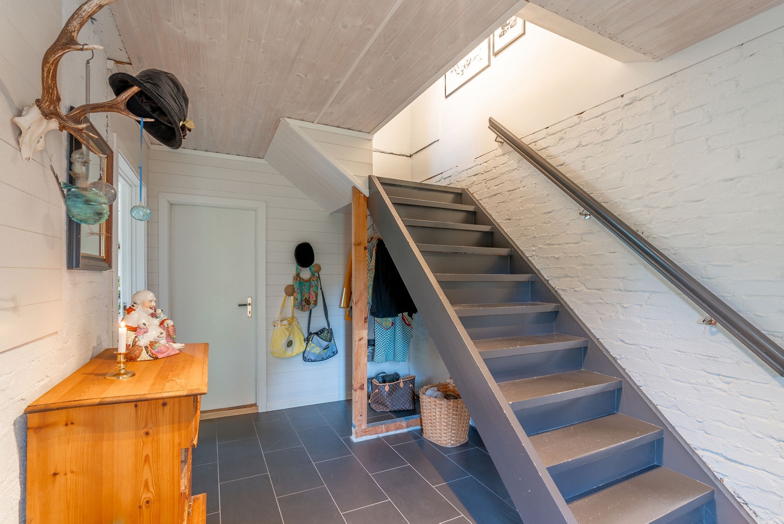 Hovudinngang med trapp opp til hovudetasjen. Det flislagde golvet har varmekablar Galleribilde