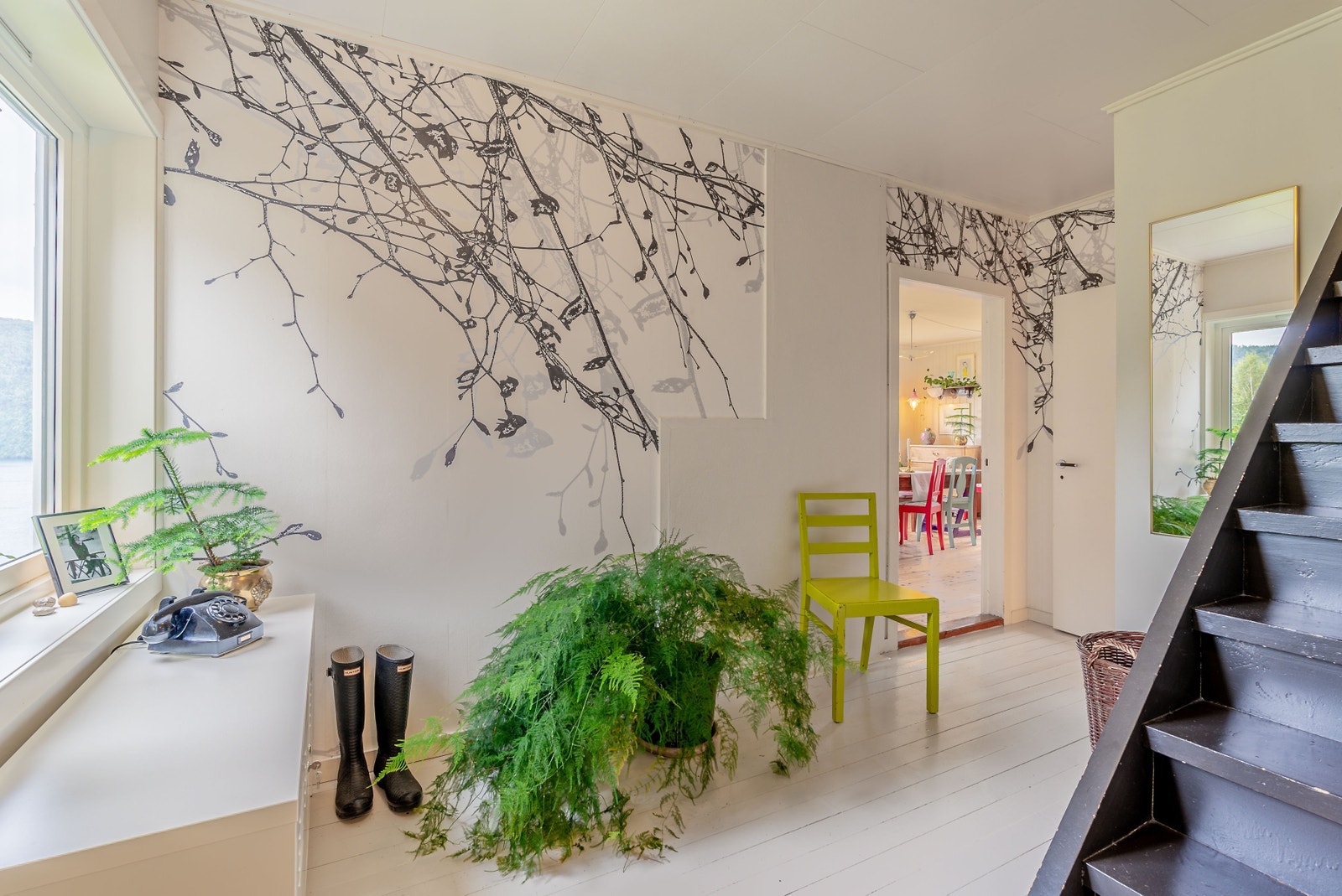 Lys gang med inngang til kjøkken-stove og utgang til innbygd veranda Galleribilde