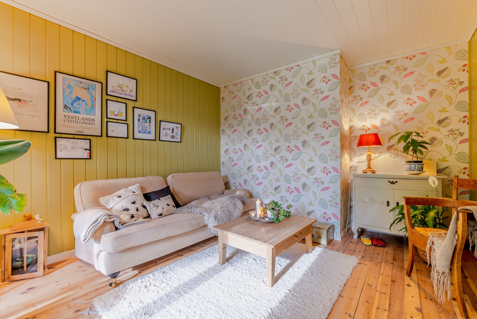 Den inste, grønmåla stova Galleribilde