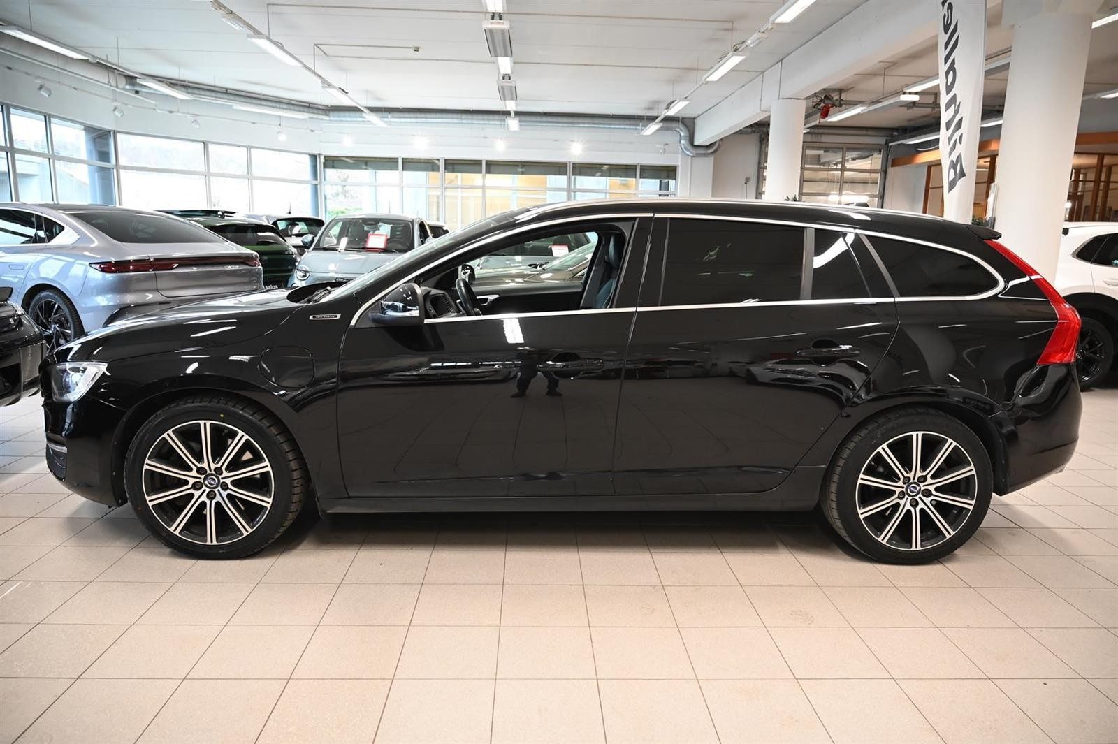 Volvo V60 2.4 D5 AWD Twin Engine Hybrid Summum m/Skinn/ACC/Krok+ 2