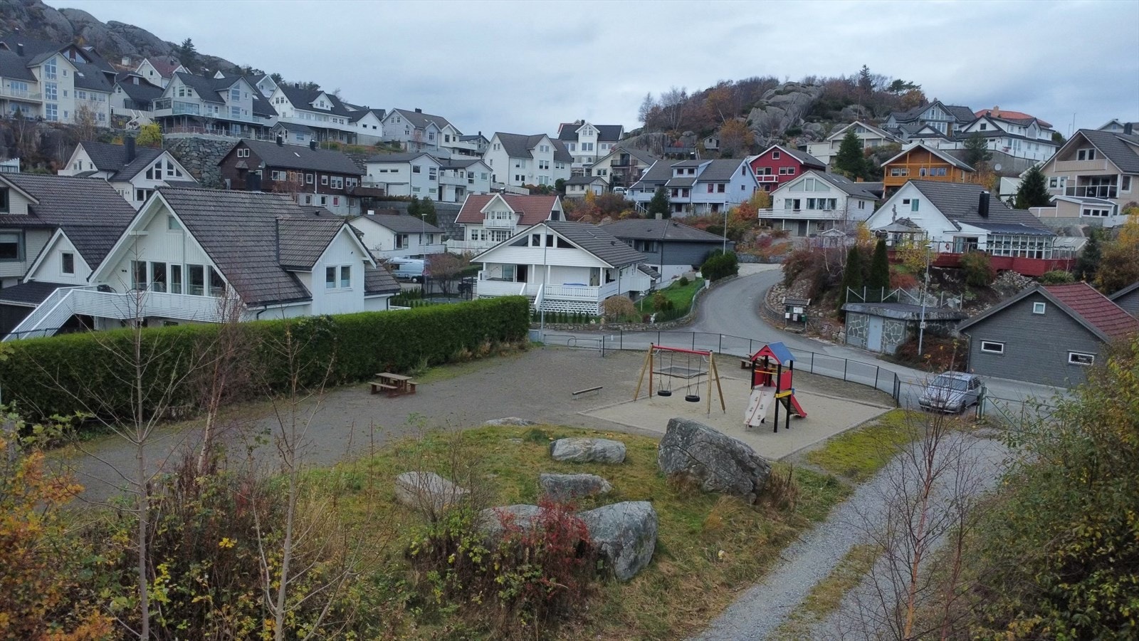 Lekeplass like ved boligen. Det er gang- og sykkelveier som gir trygg og enkel tilgang til både skole og barnehage, noe som igjen er ideelt for familier med barn. Galleribilde