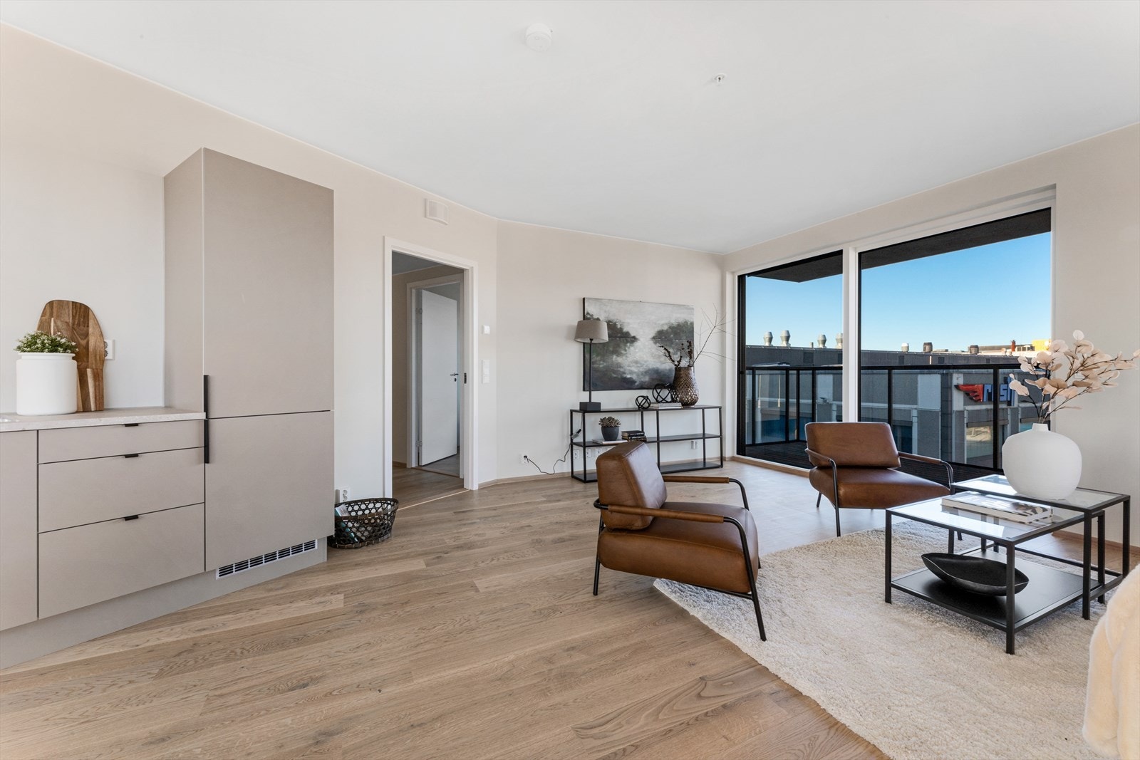 Store vindusflater i stue med skyvedør ut til balkong. Galleribilde