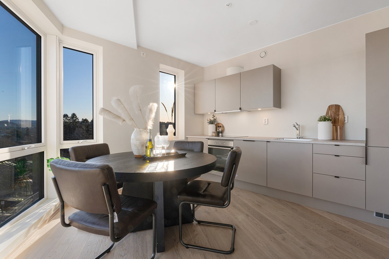 Lekkert kjøkken fra HTH i modell Stockholm med demping på skuffer og belysning under overskap. Integrerte hvitevarer er inkludert, herav induksjon platetopp, stekeovn, kombikjøleskap og oppvaskmaskin fra Gorenje. Galleribilde