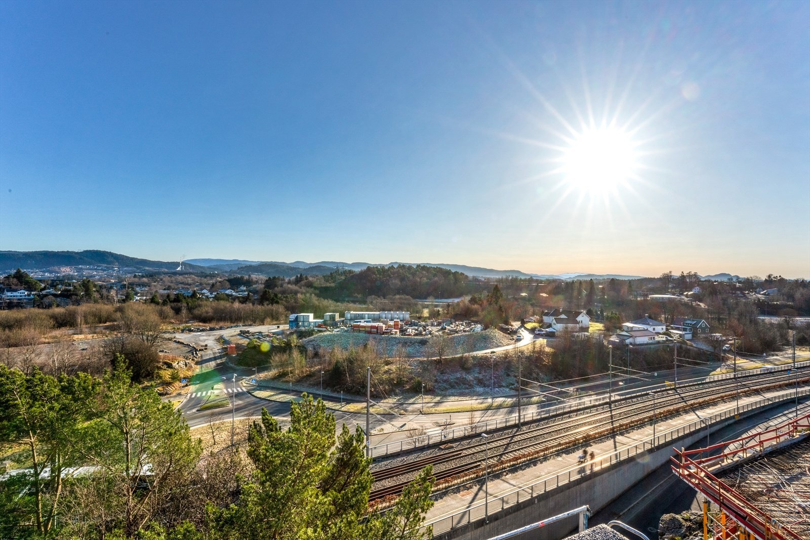 Nydelig utsikt og svært gode solforhold fra felles takterrasse. Galleribilde
