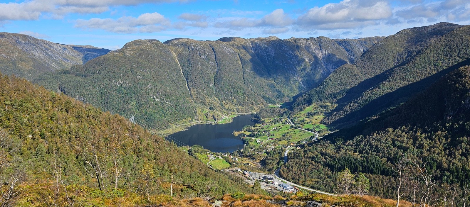 Haugsværbygda sett fra fjellet Galleribilde