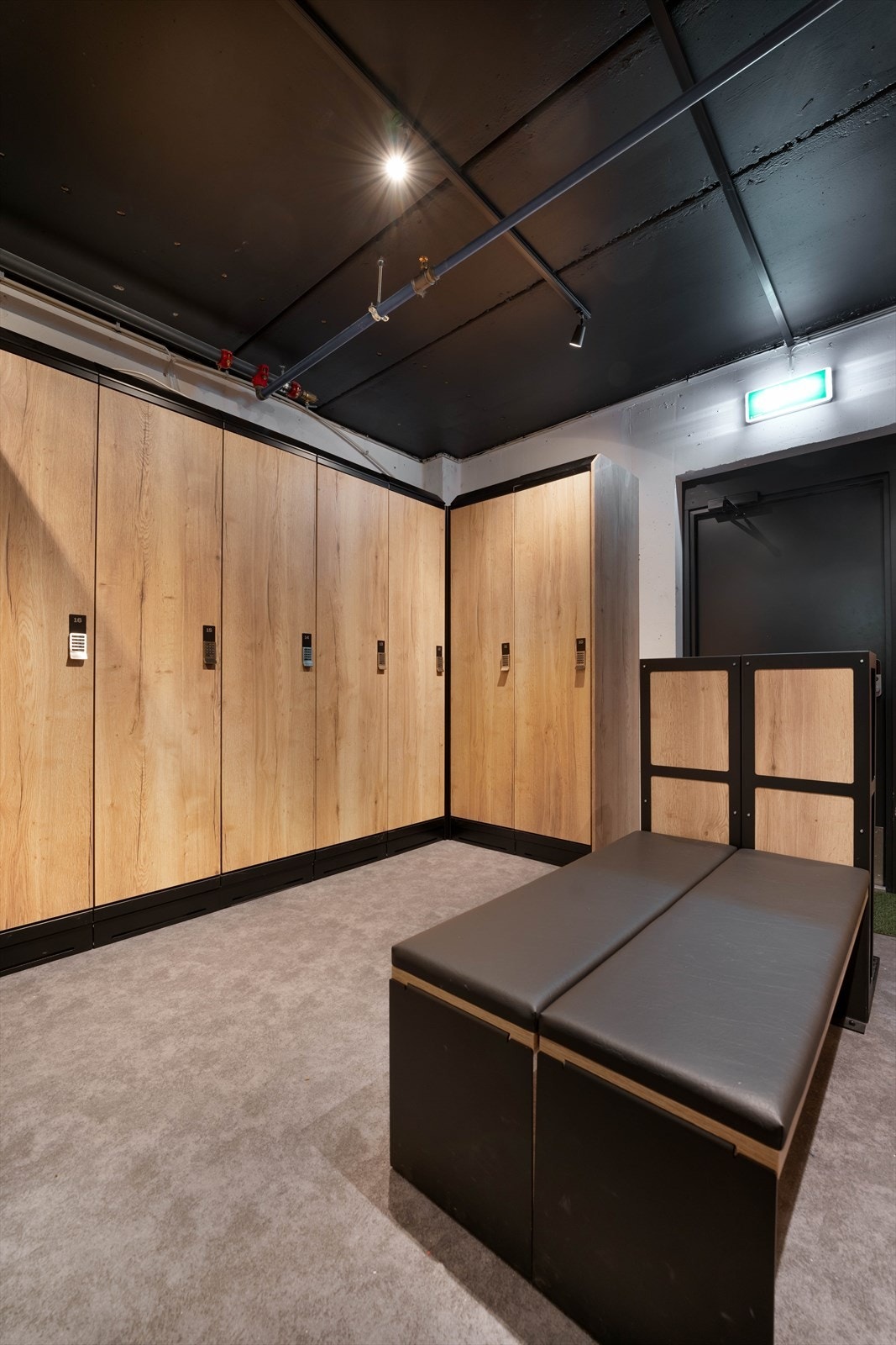 Midt i rommet er det en benk som er veldig praktisk når man skal av og på med skisko og slalåmstøvler. Galleribilde