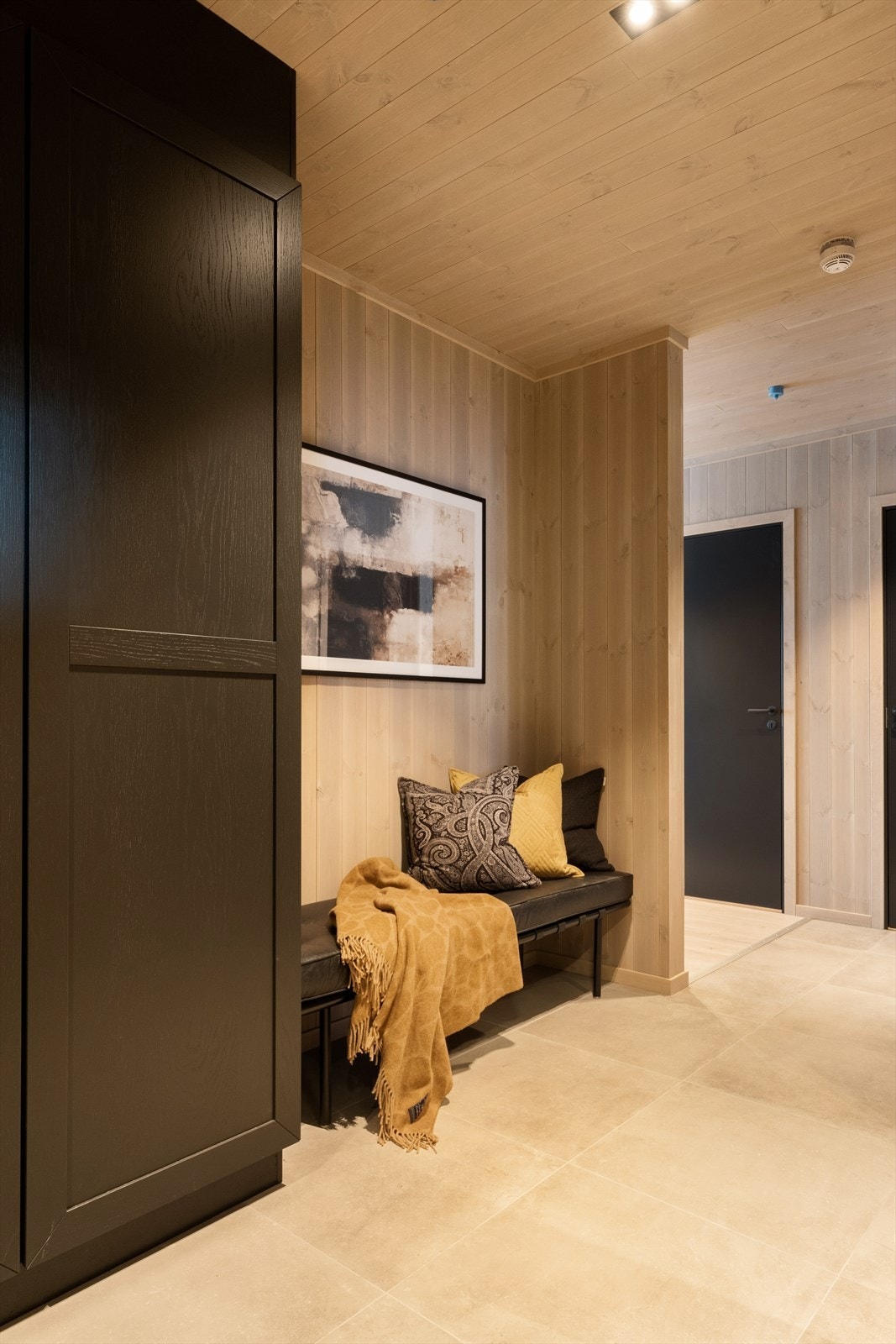 Lekkert og praktisk med storformat flis på gulv i gangen. Galleribilde