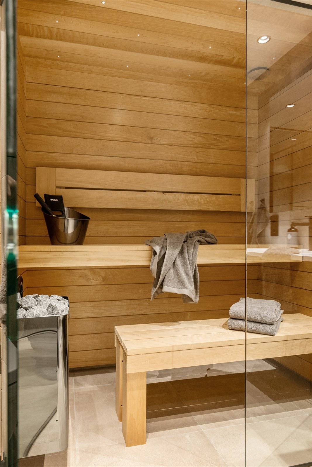 Integrert i baderommet er det etablert en sauna som er adskilt fra baderommet forøvrig med glassvegg og glassdør. Galleribilde