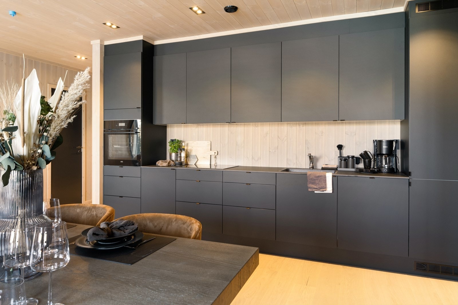 kvalitetsinnredning fra den danske kjøkkenleverandøren Designa, med fronter i i ultra matt sort finish. Galleribilde