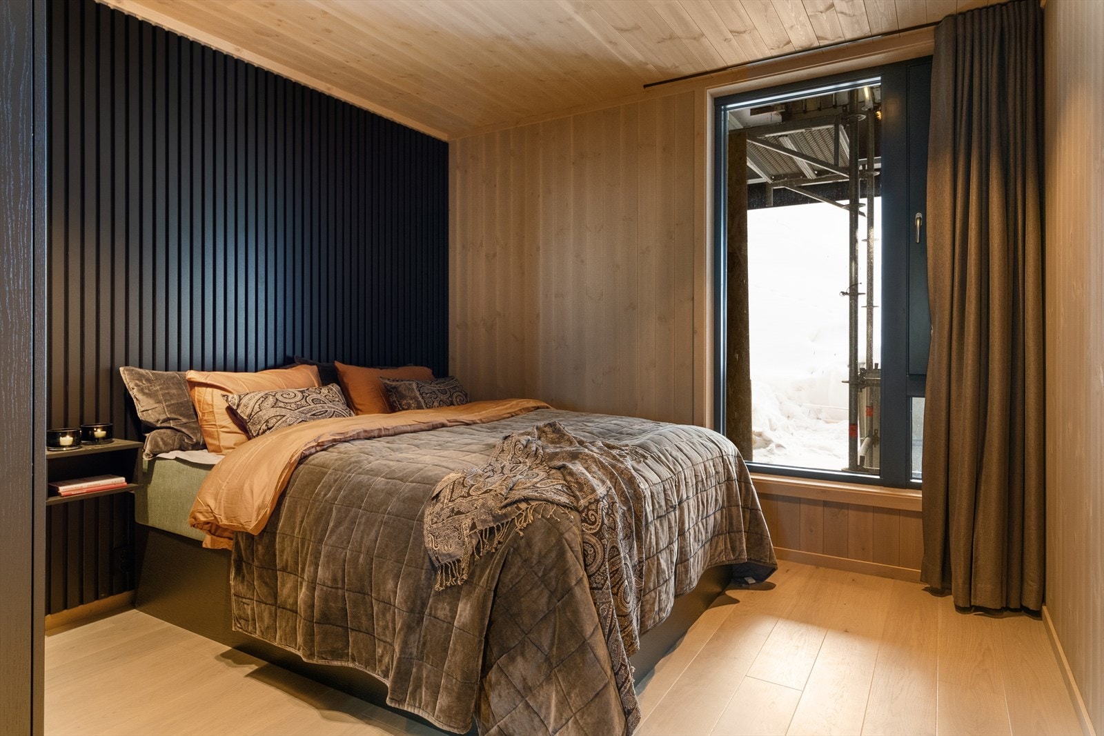 Stort og delikat innredet hovedsoverom. Galleribilde