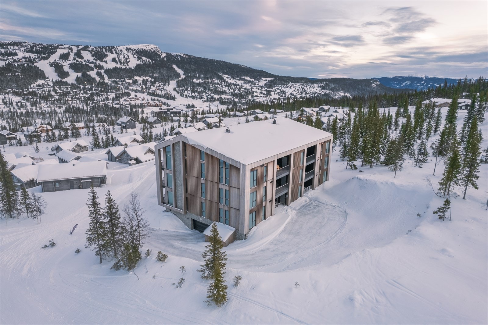 Eiendommen har en veldig god beliggenhet på Kvitfjell, med enkel tilgang til både alpinbakker og langrennsløyper i umiddelbar nærhet. Galleribilde