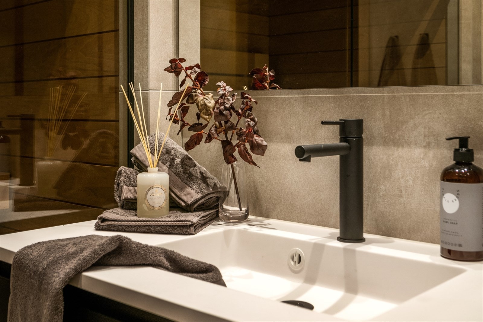 Stor servant med blandebatteri i sort matt finish. Galleribilde